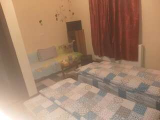 Гостевой дом Motor House Unirii Бухарест Трехместный номер с собственной ванной комнатой-1